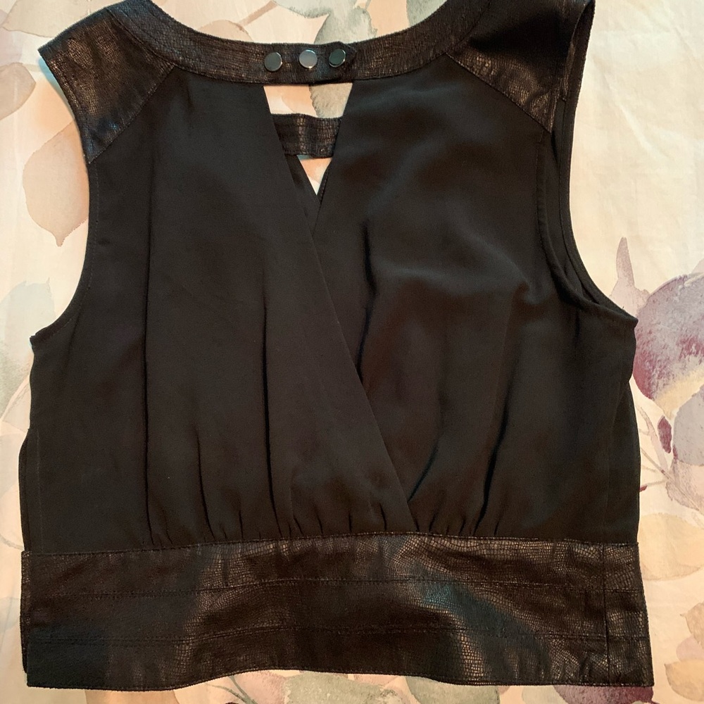 Woman’s Top - Picture 2 of 3